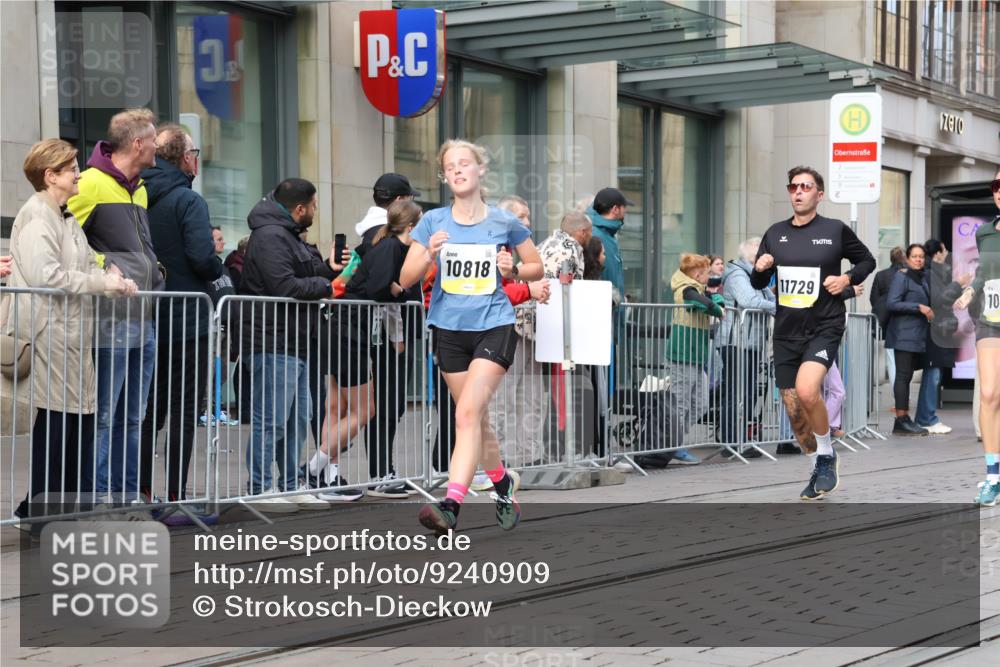 05.10.2025 - 20. swb-Marathon Bremen Strokosch-Dieckow http://msf.ph/oto/9240909 05.10.2025 10:47:50 Ziel 9223, 9240, 9293, 9404, 9641, 9706, 10266, 10392, 10428, 10723, 10818, 10931, 10953, 11119, 11187, 11292, 11299, 11561, 11637, 9223, 9240, 9293, 9404, 9641, 9706, 10266, 10392, 10428, 10723, 10818, 10931, 10953, 11119, 11187, 11292, 11299, 11561, 11637 meine-sportfotos.de