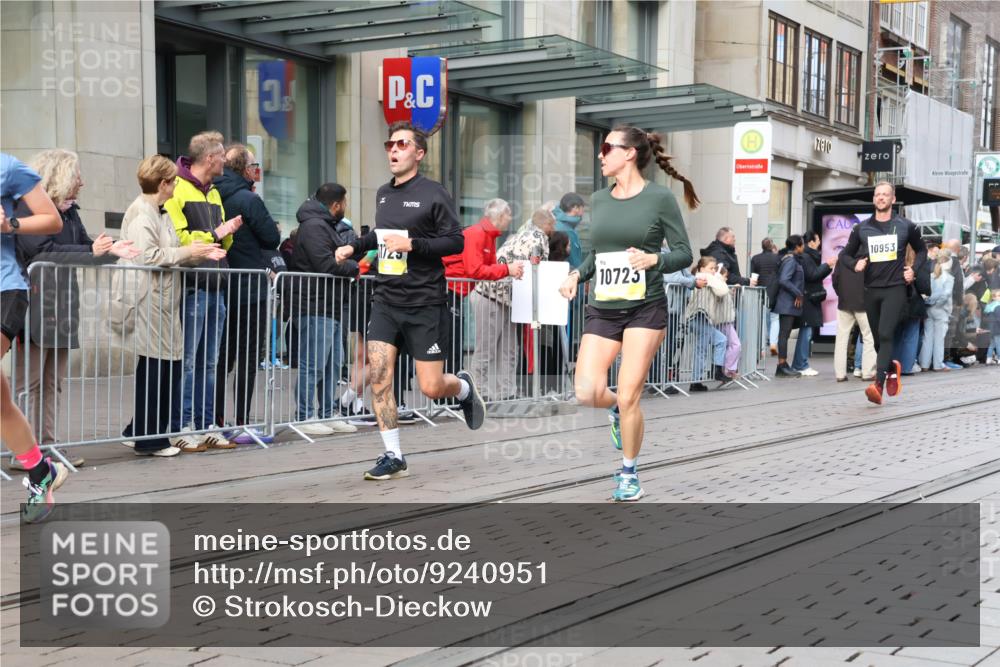 05.10.2025 - 20. swb-Marathon Bremen Strokosch-Dieckow http://msf.ph/oto/9240951 05.10.2025 10:47:51 Ziel 9223, 9240, 9293, 9404, 9641, 9704, 9706, 9810, 10266, 10392, 10428, 10723, 10818, 10931, 10953, 11119, 11187, 11292, 11299, 11561, 11637, 9223, 9240, 9293, 9404, 9641, 9704, 9706, 9810, 10266, 10392, 10428, 10723, 10818, 10931, 10953, 11119, 11187, 11292, 11299, 11561, 11637 meine-sportfotos.de