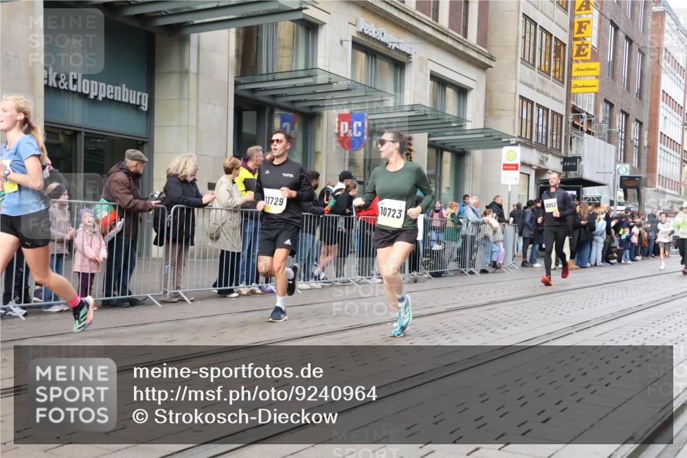 05.10.2025 - 20. swb-Marathon Bremen Strokosch-Dieckow http://msf.ph/oto/9240964 05.10.2025 10:47:52 Ziel 9223, 9240, 9293, 9404, 9641, 9665, 9704, 9706, 9810, 9958, 10109, 10211, 10266, 10392, 10428, 10723, 10818, 10931, 10953, 11119, 11292, 11299, 11561, 11637, 9223, 9240, 9293, 9404, 9641, 9665, 9704, 9706, 9810, 9958, 10109, 10211, 10266, 10392, 10428, 10723, 10818, 10931, 10953, 11119, 11292, 11299, 11561, 11637 meine-sportfotos.de
