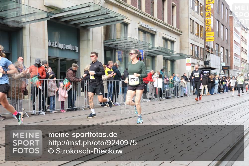 05.10.2025 - 20. swb-Marathon Bremen Strokosch-Dieckow http://msf.ph/oto/9240975 05.10.2025 10:47:52 Ziel 9223, 9240, 9293, 9404, 9641, 9665, 9704, 9706, 9810, 9958, 10109, 10211, 10266, 10392, 10428, 10723, 10818, 10931, 10953, 11119, 11292, 11299, 11561, 11637, 9223, 9240, 9293, 9404, 9641, 9665, 9704, 9706, 9810, 9958, 10109, 10211, 10266, 10392, 10428, 10723, 10818, 10931, 10953, 11119, 11292, 11299, 11561, 11637 meine-sportfotos.de