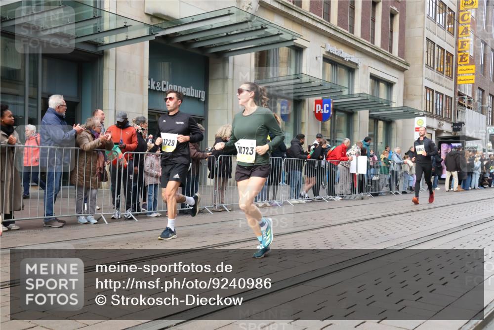 05.10.2025 - 20. swb-Marathon Bremen Strokosch-Dieckow http://msf.ph/oto/9240986 05.10.2025 10:47:53 Ziel 8787, 9223, 9240, 9293, 9404, 9641, 9665, 9704, 9706, 9810, 9958, 10109, 10211, 10392, 10428, 10723, 10818, 10931, 10953, 11119, 11292, 11299, 11561, 11637, 8787, 9223, 9240, 9293, 9404, 9641, 9665, 9704, 9706, 9810, 9958, 10109, 10211, 10392, 10428, 10723, 10818, 10931, 10953, 11119, 11292, 11299, 11561, 11637 meine-sportfotos.de