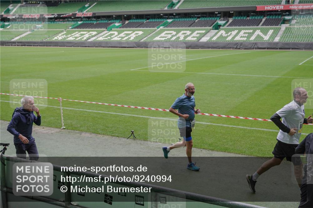 05.10.2025 - 20. swb-Marathon Bremen Michael Burmester http://msf.ph/oto/9240994 05.10.2025 10:34:53 Laufen im Stadion 7101, 7147, 7215, 9183, 9188, 9201, 9219, 9292, 9350, 9372, 9430, 9472, 9540, 9547, 9585, 9591, 9601, 9622, 9669, 9672, 9714, 9719, 9720, 9722, 9766, 9783, 9797, 9820, 9844, 9847, 9872, 9925, 9932, 9943, 9947, 9952, 9968, 9981, 10009, 10080, 10088, 10111, 10169, 10191, 10196, 10200, 10260, 10261, 10263, 10281, 10285, 10329, 10341, 10395, 10397, 10398, 10408, 10424, 10527, 10555, 10644, 10645, 10648, 10653, 10694, 10834, 10845, 10950, 10988 meine-sportfotos.de