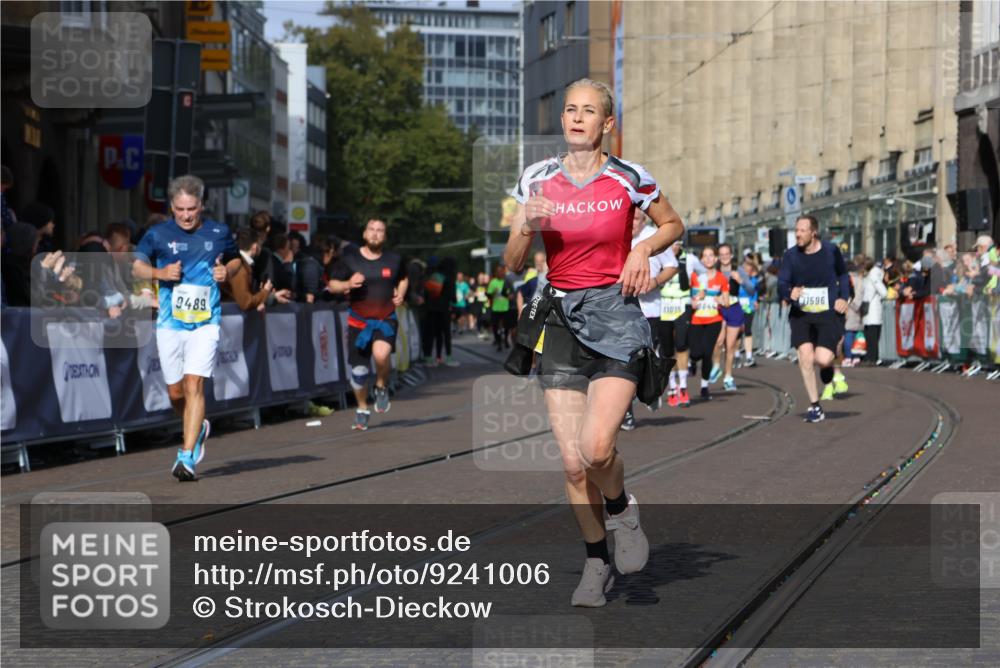 05.10.2025 - 20. swb-Marathon Bremen Strokosch-Dieckow http://msf.ph/oto/9241006 05.10.2025 10:57:12 Ziel 9231, 9292, 9314, 9450, 9489, 9577, 9844, 9947, 10169, 10293, 10545, 10657, 10917, 11015, 11138, 11202, 11434, 11596, 11686 meine-sportfotos.de