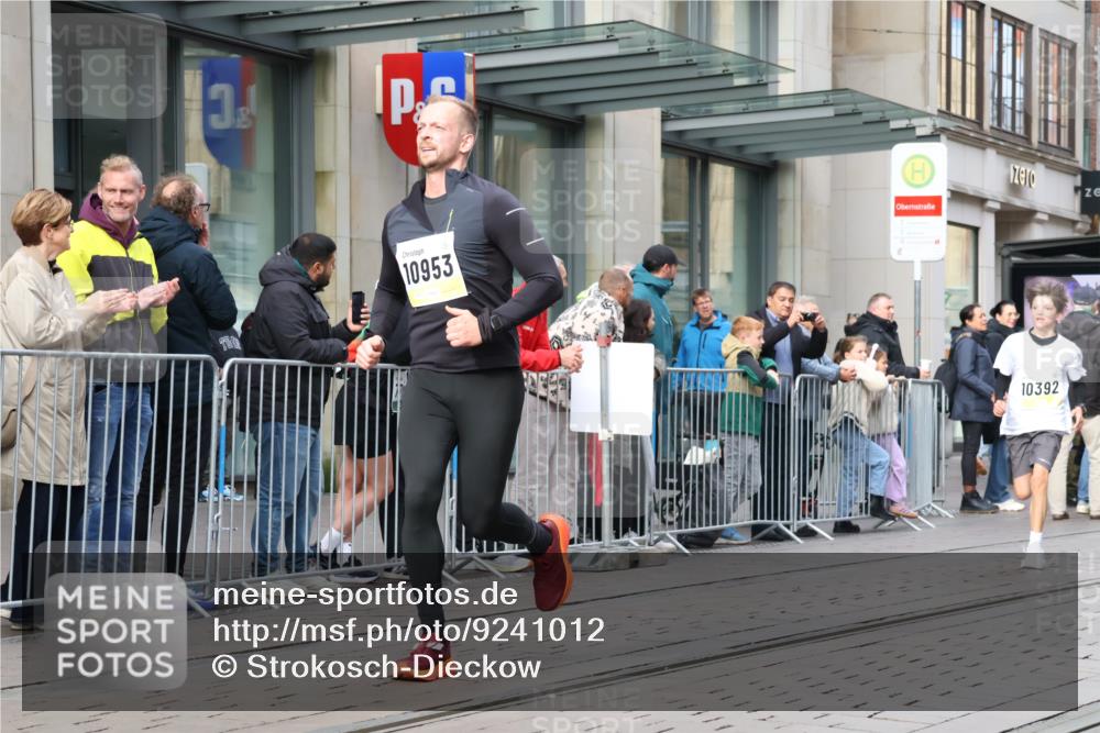 05.10.2025 - 20. swb-Marathon Bremen Strokosch-Dieckow http://msf.ph/oto/9241012 05.10.2025 10:47:54 Ziel 8787, 9223, 9240, 9293, 9404, 9641, 9665, 9704, 9706, 9810, 9958, 10109, 10211, 10392, 10428, 10723, 10818, 10931, 10953, 11119, 11292, 11299, 11561, 11637, 8787, 9223, 9240, 9293, 9404, 9641, 9665, 9704, 9706, 9810, 9958, 10109, 10211, 10392, 10428, 10723, 10818, 10931, 10953, 11119, 11292, 11299, 11561, 11637 meine-sportfotos.de
