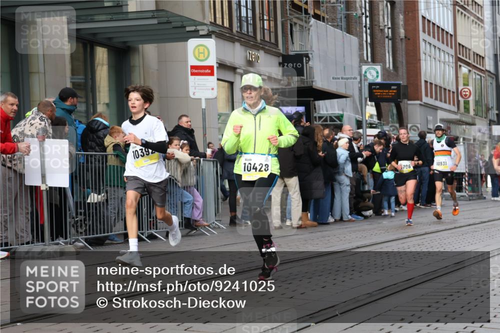 05.10.2025 - 20. swb-Marathon Bremen Strokosch-Dieckow http://msf.ph/oto/9241025 05.10.2025 10:47:55 Ziel 8787, 9223, 9293, 9298, 9404, 9641, 9665, 9704, 9706, 9810, 9958, 10109, 10131, 10211, 10392, 10428, 10723, 10818, 10931, 10953, 11119, 11292, 11299, 11561, 11637, 8787, 9223, 9293, 9298, 9404, 9641, 9665, 9704, 9706, 9810, 9958, 10109, 10131, 10211, 10392, 10428, 10723, 10818, 10931, 10953, 11119, 11292, 11299, 11561, 11637 meine-sportfotos.de