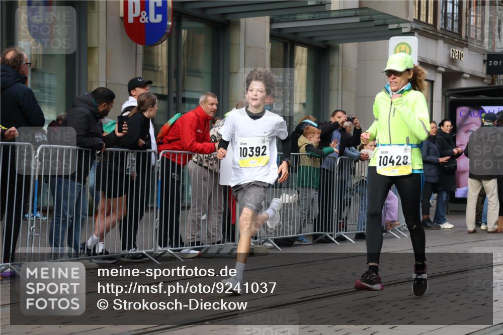 05.10.2025 - 20. swb-Marathon Bremen Strokosch-Dieckow http://msf.ph/oto/9241037 05.10.2025 10:47:55 Ziel 8787, 9223, 9293, 9298, 9404, 9641, 9665, 9704, 9706, 9810, 9958, 10109, 10131, 10211, 10392, 10428, 10723, 10818, 10931, 10953, 11119, 11292, 11299, 11561, 11637, 8787, 9223, 9293, 9298, 9404, 9641, 9665, 9704, 9706, 9810, 9958, 10109, 10131, 10211, 10392, 10428, 10723, 10818, 10931, 10953, 11119, 11292, 11299, 11561, 11637 meine-sportfotos.de