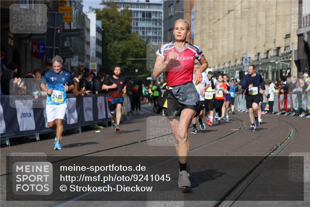 05.10.2025 - 20. swb-Marathon Bremen Strokosch-Dieckow http://msf.ph/oto/9241045 05.10.2025 10:57:12 Ziel 9231, 9292, 9314, 9450, 9489, 9577, 9844, 9947, 10169, 10293, 10545, 10657, 10917, 11015, 11138, 11202, 11434, 11596, 11686 meine-sportfotos.de