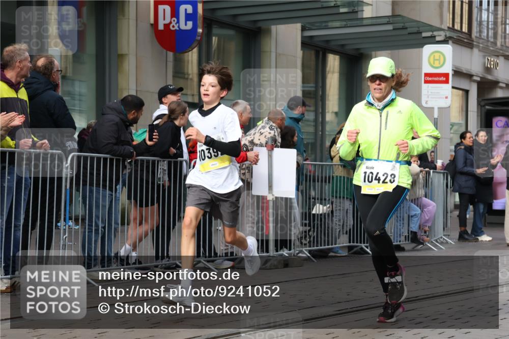05.10.2025 - 20. swb-Marathon Bremen Strokosch-Dieckow http://msf.ph/oto/9241052 05.10.2025 10:47:56 Ziel 8787, 9223, 9293, 9298, 9404, 9641, 9665, 9704, 9706, 9810, 9958, 10109, 10131, 10211, 10392, 10428, 10685, 10723, 10818, 10931, 10953, 11119, 11292, 11299, 11561, 11637, 8787, 9223, 9293, 9298, 9404, 9641, 9665, 9704, 9706, 9810, 9958, 10109, 10131, 10211, 10392, 10428, 10685, 10723, 10818, 10931, 10953, 11119, 11292, 11299, 11561, 11637 meine-sportfotos.de