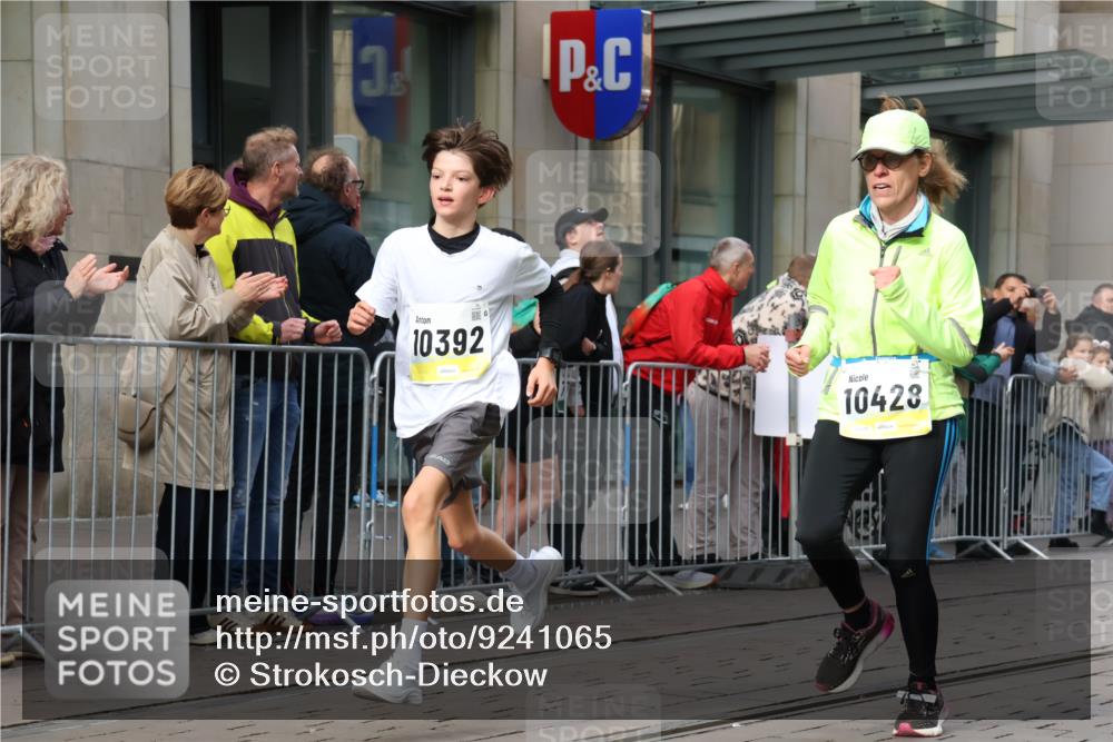 05.10.2025 - 20. swb-Marathon Bremen Strokosch-Dieckow http://msf.ph/oto/9241065 05.10.2025 10:47:56 Ziel 8787, 9223, 9293, 9298, 9404, 9641, 9665, 9704, 9706, 9810, 9958, 10109, 10131, 10211, 10392, 10428, 10685, 10723, 10818, 10931, 10953, 11119, 11292, 11299, 11561, 11637, 8787, 9223, 9293, 9298, 9404, 9641, 9665, 9704, 9706, 9810, 9958, 10109, 10131, 10211, 10392, 10428, 10685, 10723, 10818, 10931, 10953, 11119, 11292, 11299, 11561, 11637 meine-sportfotos.de