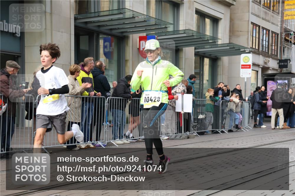 05.10.2025 - 20. swb-Marathon Bremen Strokosch-Dieckow http://msf.ph/oto/9241074 05.10.2025 10:47:56 Ziel 8787, 9223, 9293, 9298, 9404, 9641, 9665, 9704, 9706, 9810, 9958, 10109, 10131, 10211, 10392, 10428, 10685, 10723, 10818, 10931, 10953, 11119, 11292, 11299, 11561, 11637, 8787, 9223, 9293, 9298, 9404, 9641, 9665, 9704, 9706, 9810, 9958, 10109, 10131, 10211, 10392, 10428, 10685, 10723, 10818, 10931, 10953, 11119, 11292, 11299, 11561, 11637 meine-sportfotos.de