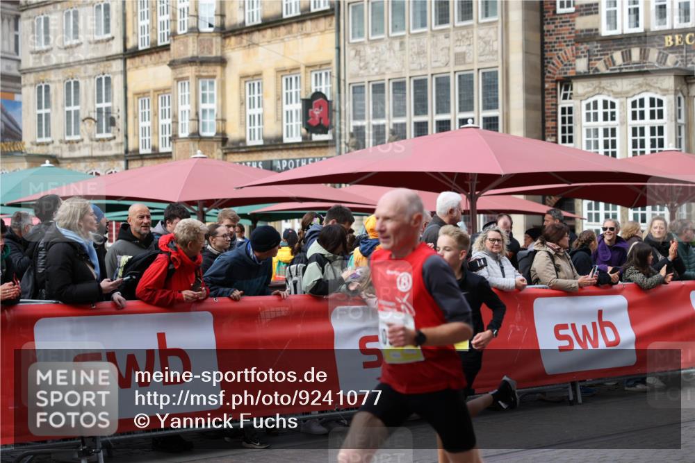 05.10.2025 - 20. swb-Marathon Bremen Yannick Fuchs http://msf.ph/oto/9241077 05.10.2025 10:40:31 Ziel 10070, 10565, 10658 meine-sportfotos.de