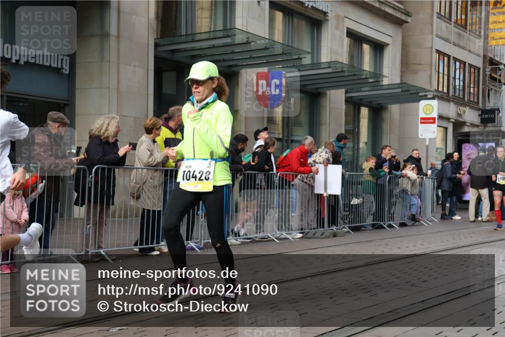 05.10.2025 - 20. swb-Marathon Bremen Strokosch-Dieckow http://msf.ph/oto/9241090 05.10.2025 10:47:57 Ziel 8787, 9223, 9293, 9298, 9404, 9641, 9665, 9704, 9706, 9810, 9958, 10109, 10131, 10211, 10392, 10428, 10685, 10723, 10818, 10931, 10953, 11005, 11119, 11292, 11299, 11357, 11561, 11637, 8787, 9223, 9293, 9298, 9404, 9641, 9665, 9704, 9706, 9810, 9958, 10109, 10131, 10211, 10392, 10428, 10685, 10723, 10818, 10931, 10953, 11005, 11119, 11292, 11299, 11357, 11561, 11637 meine-sportfotos.de