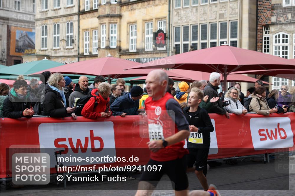 05.10.2025 - 20. swb-Marathon Bremen Yannick Fuchs http://msf.ph/oto/9241097 05.10.2025 10:40:31 Ziel 10070, 10565, 10658 meine-sportfotos.de