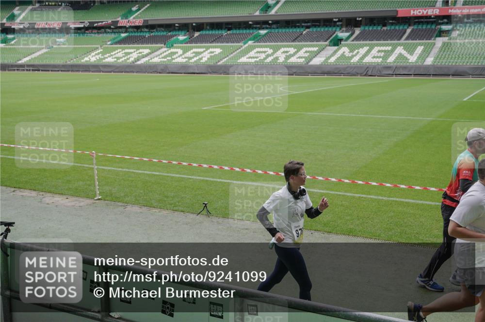 05.10.2025 - 20. swb-Marathon Bremen Michael Burmester http://msf.ph/oto/9241099 05.10.2025 10:34:56 Laufen im Stadion 7101, 7147, 7215, 9183, 9188, 9201, 9219, 9292, 9350, 9372, 9430, 9472, 9495, 9540, 9547, 9582, 9585, 9591, 9601, 9622, 9669, 9672, 9714, 9719, 9720, 9722, 9766, 9783, 9797, 9820, 9844, 9847, 9872, 9925, 9932, 9943, 9947, 9952, 9968, 9981, 10009, 10080, 10088, 10105, 10111, 10169, 10179, 10191, 10196, 10200, 10260, 10261, 10263, 10281, 10285, 10329, 10341, 10395, 10397, 10398, 10408, 10424, 10527, 10555, 10644, 10645, 10648, 10653, 10694, 10834, 10845, 10950, 10988 meine-sportfotos.de