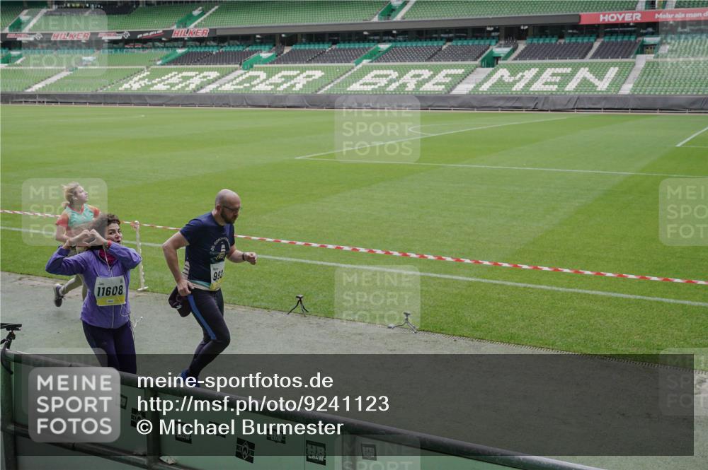 05.10.2025 - 20. swb-Marathon Bremen Michael Burmester http://msf.ph/oto/9241123 05.10.2025 10:34:57 Laufen im Stadion 7101, 7147, 7163, 7215, 9183, 9188, 9201, 9219, 9292, 9350, 9372, 9430, 9472, 9495, 9540, 9547, 9582, 9585, 9601, 9622, 9669, 9672, 9719, 9720, 9722, 9766, 9783, 9797, 9820, 9844, 9847, 9872, 9925, 9932, 9943, 9947, 9952, 9968, 9981, 10009, 10080, 10088, 10105, 10111, 10169, 10179, 10191, 10196, 10200, 10260, 10261, 10263, 10281, 10285, 10329, 10341, 10395, 10397, 10398, 10424, 10527, 10555, 10644, 10645, 10648, 10653, 10694, 10834, 10845, 10950, 10988, 9472 meine-sportfotos.de