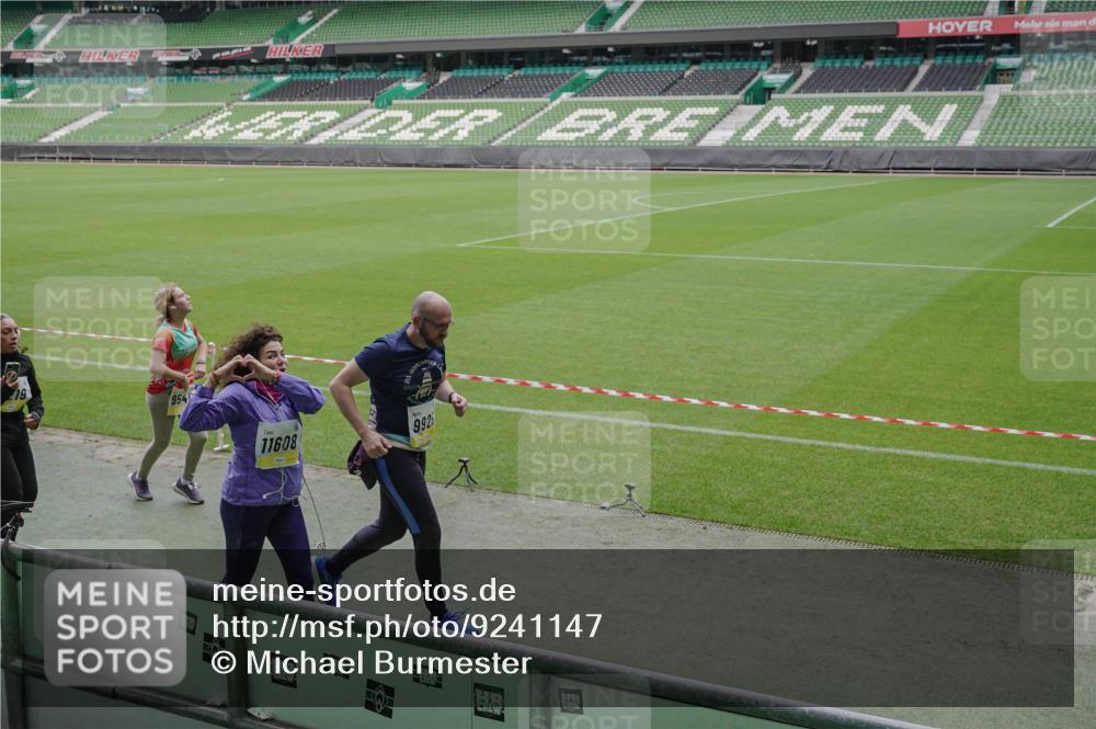 05.10.2025 - 20. swb-Marathon Bremen Michael Burmester http://msf.ph/oto/9241147 05.10.2025 10:34:57 Laufen im Stadion 7101, 7147, 7163, 7215, 9183, 9188, 9201, 9219, 9292, 9350, 9372, 9430, 9472, 9495, 9540, 9547, 9582, 9585, 9601, 9622, 9669, 9672, 9719, 9720, 9722, 9766, 9783, 9797, 9820, 9844, 9847, 9872, 9925, 9932, 9943, 9947, 9952, 9968, 9981, 10009, 10080, 10088, 10105, 10111, 10169, 10179, 10191, 10196, 10200, 10260, 10261, 10263, 10281, 10285, 10329, 10341, 10395, 10397, 10398, 10424, 10527, 10555, 10644, 10645, 10648, 10653, 10694, 10834, 10845, 10950, 10988, 9472 meine-sportfotos.de