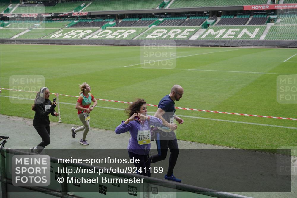 05.10.2025 - 20. swb-Marathon Bremen Michael Burmester http://msf.ph/oto/9241169 05.10.2025 10:34:58 Laufen im Stadion 7101, 7147, 7163, 7215, 9183, 9188, 9201, 9219, 9292, 9350, 9372, 9430, 9495, 9540, 9547, 9582, 9585, 9601, 9622, 9669, 9672, 9719, 9720, 9722, 9766, 9783, 9797, 9820, 9844, 9847, 9872, 9925, 9932, 9943, 9947, 9952, 9968, 9981, 10009, 10049, 10080, 10088, 10105, 10111, 10169, 10179, 10191, 10196, 10200, 10260, 10261, 10263, 10281, 10285, 10329, 10341, 10395, 10397, 10424, 10527, 10555, 10644, 10645, 10648, 10653, 10694, 10834, 10845, 10950, 10988, 7101, 9472, 9820 meine-sportfotos.de