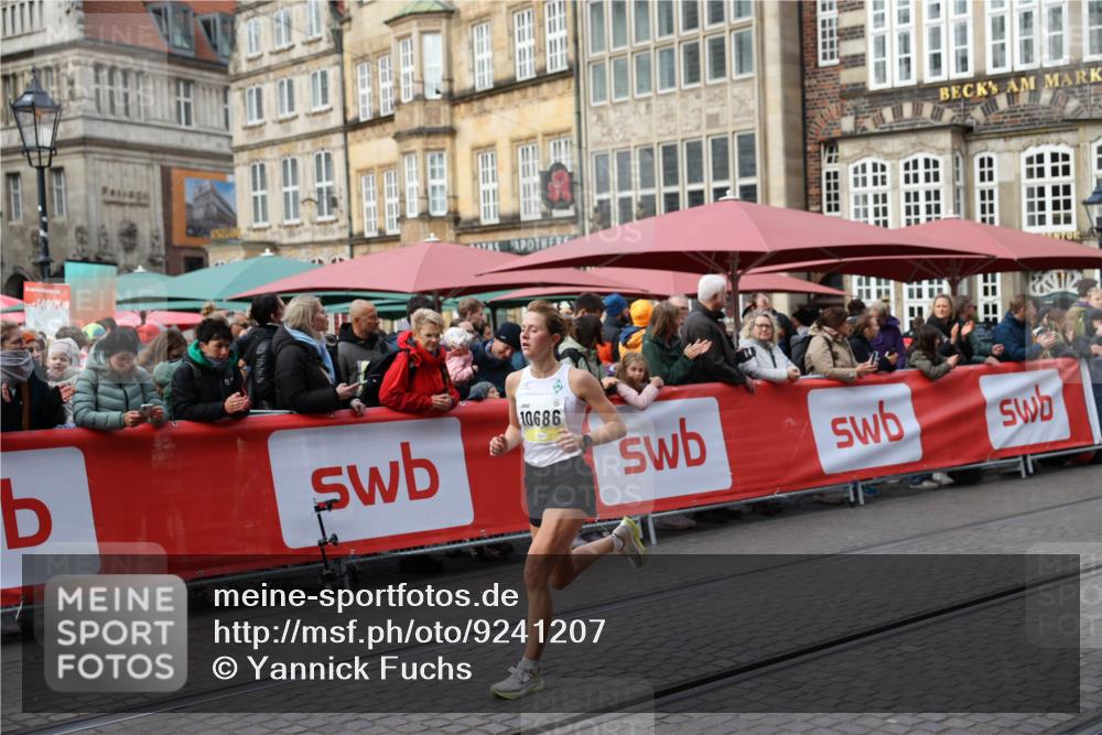 05.10.2025 - 20. swb-Marathon Bremen Yannick Fuchs http://msf.ph/oto/9241207 05.10.2025 10:40:35 Ziel 10070, 10565, 10658, 10686 meine-sportfotos.de