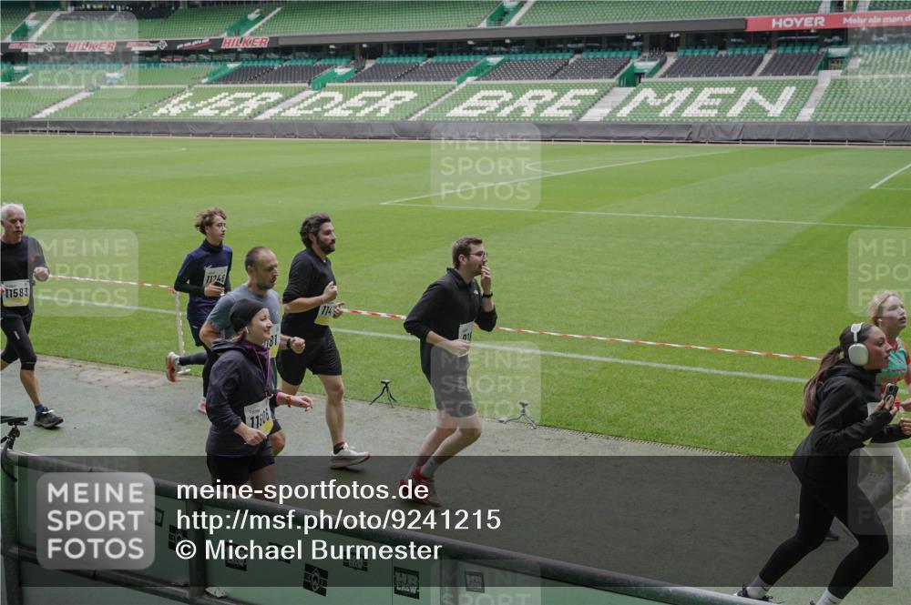 05.10.2025 - 20. swb-Marathon Bremen Michael Burmester http://msf.ph/oto/9241215 05.10.2025 10:34:59 Laufen im Stadion 7147, 7163, 7215, 9183, 9188, 9201, 9219, 9292, 9350, 9372, 9430, 9495, 9540, 9547, 9582, 9585, 9601, 9622, 9669, 9672, 9719, 9720, 9722, 9766, 9783, 9797, 9844, 9847, 9872, 9925, 9932, 9943, 9947, 9952, 9968, 9981, 10009, 10049, 10080, 10088, 10105, 10111, 10169, 10179, 10191, 10200, 10260, 10261, 10263, 10281, 10285, 10329, 10341, 10377, 10395, 10397, 10424, 10527, 10555, 10644, 10645, 10648, 10653, 10694, 10834, 10845, 10950, 10988, 7101, 9472, 9820 meine-sportfotos.de
