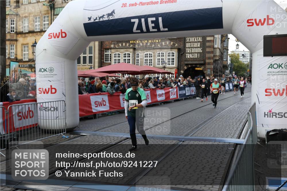 05.10.2025 - 20. swb-Marathon Bremen Yannick Fuchs http://msf.ph/oto/9241227 05.10.2025 11:08:32 Ziel 9186, 9353, 9401, 9552, 10132, 11097, 11671 meine-sportfotos.de