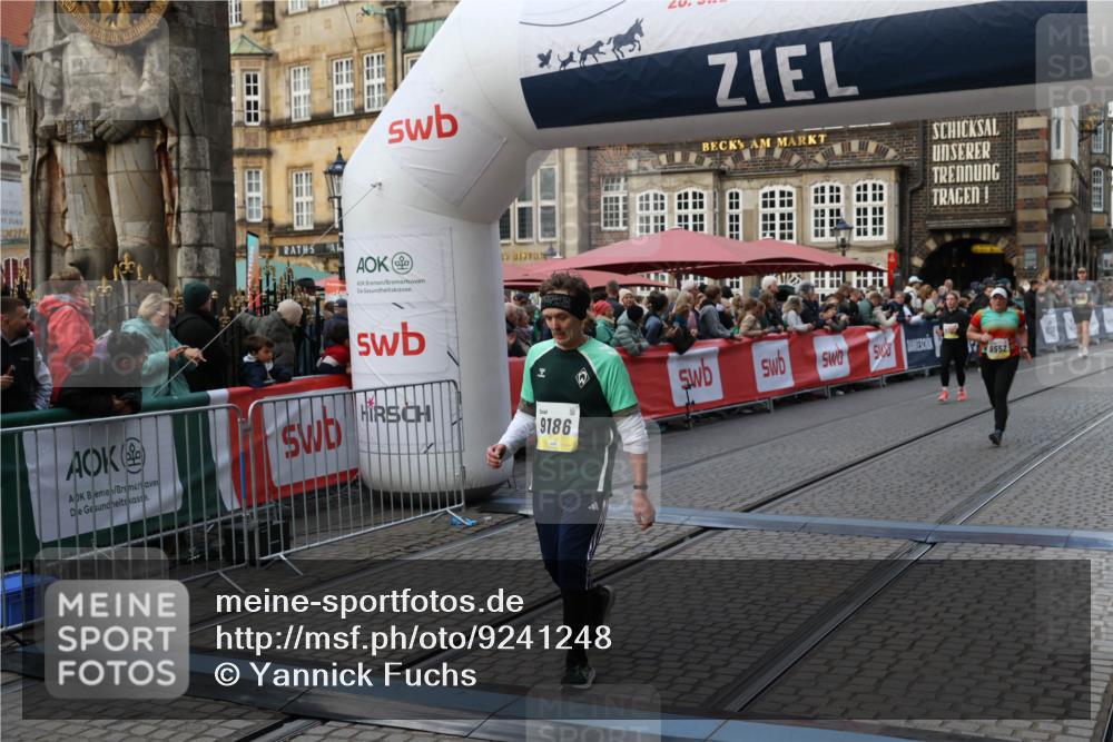 05.10.2025 - 20. swb-Marathon Bremen Yannick Fuchs http://msf.ph/oto/9241248 05.10.2025 11:08:33 Ziel 9186, 9235, 9353, 9552, 10132, 11097, 11671 meine-sportfotos.de