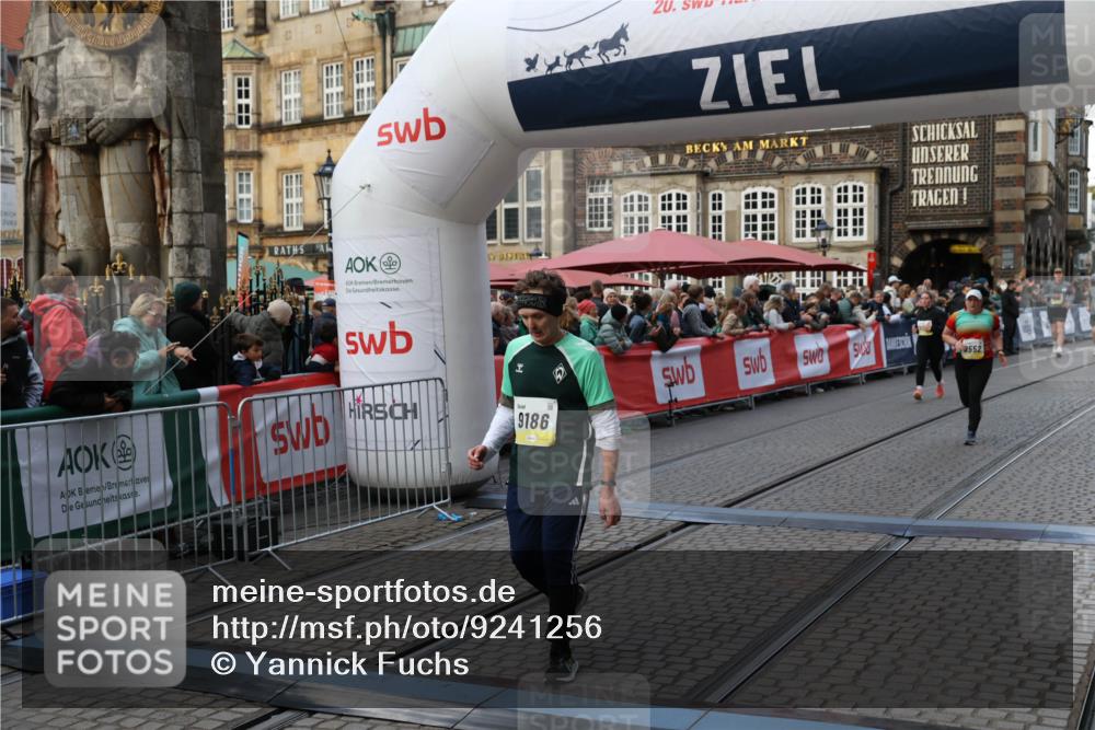 05.10.2025 - 20. swb-Marathon Bremen Yannick Fuchs http://msf.ph/oto/9241256 05.10.2025 11:08:33 Ziel 9186, 9235, 9353, 9552, 10132, 11097, 11671 meine-sportfotos.de