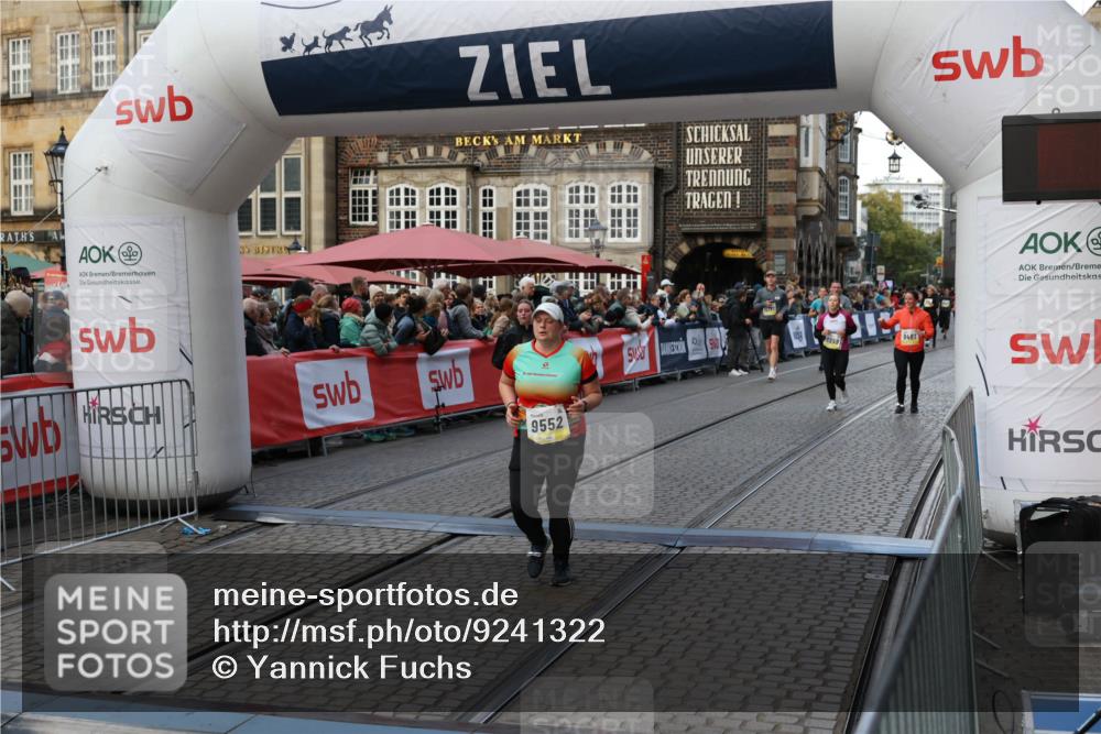 05.10.2025 - 20. swb-Marathon Bremen Yannick Fuchs http://msf.ph/oto/9241322 05.10.2025 11:08:35 Ziel 9186, 9235, 9481, 9552 meine-sportfotos.de