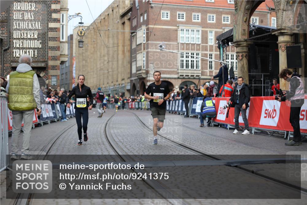 05.10.2025 - 20. swb-Marathon Bremen Yannick Fuchs http://msf.ph/oto/9241375 05.10.2025 10:41:13 Ziel 10606, 10952 meine-sportfotos.de