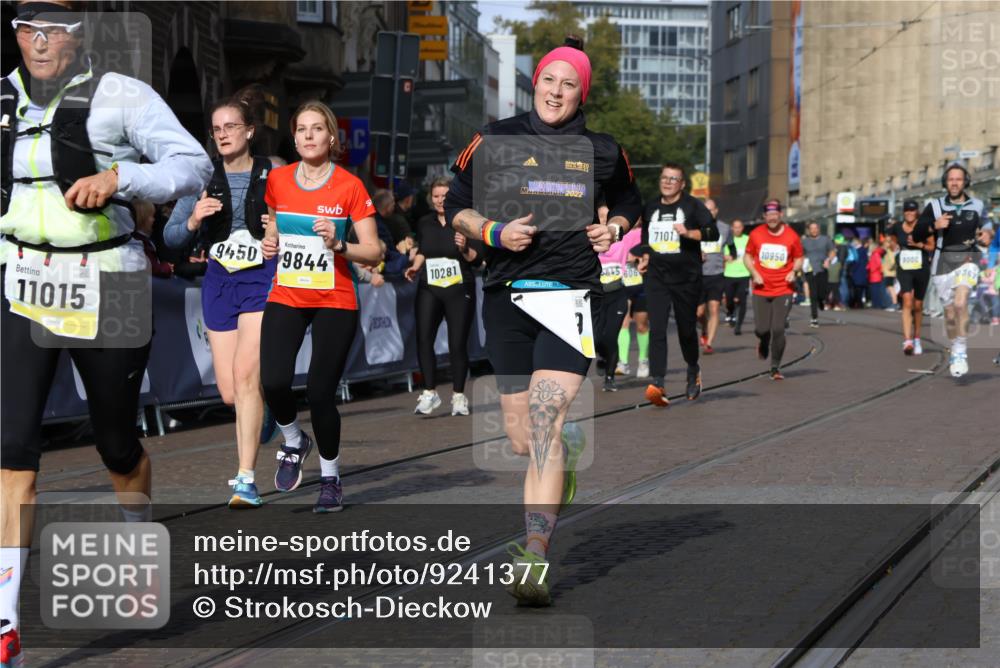 05.10.2025 - 20. swb-Marathon Bremen Strokosch-Dieckow http://msf.ph/oto/9241377 05.10.2025 10:57:19 Ziel 7101, 9260, 9292, 9450, 9489, 9550, 9844, 9947, 10169, 10281, 10367, 10645, 10657, 10950, 11015, 11596, 11606 meine-sportfotos.de