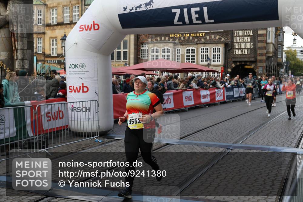 05.10.2025 - 20. swb-Marathon Bremen Yannick Fuchs http://msf.ph/oto/9241380 05.10.2025 11:08:36 Ziel 9186, 9235, 9481, 9552, 10859 meine-sportfotos.de