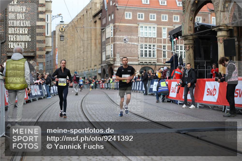 05.10.2025 - 20. swb-Marathon Bremen Yannick Fuchs http://msf.ph/oto/9241392 05.10.2025 10:41:13 Ziel 10606, 10952 meine-sportfotos.de
