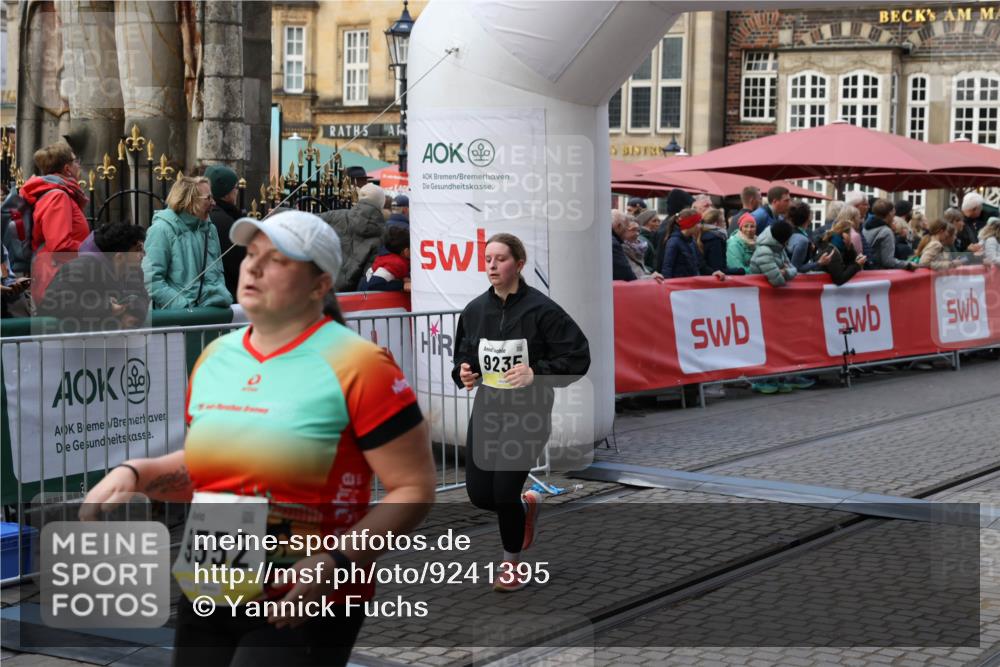 05.10.2025 - 20. swb-Marathon Bremen Yannick Fuchs http://msf.ph/oto/9241395 05.10.2025 11:08:37 Ziel 9186, 9235, 9481, 9552, 10859 meine-sportfotos.de
