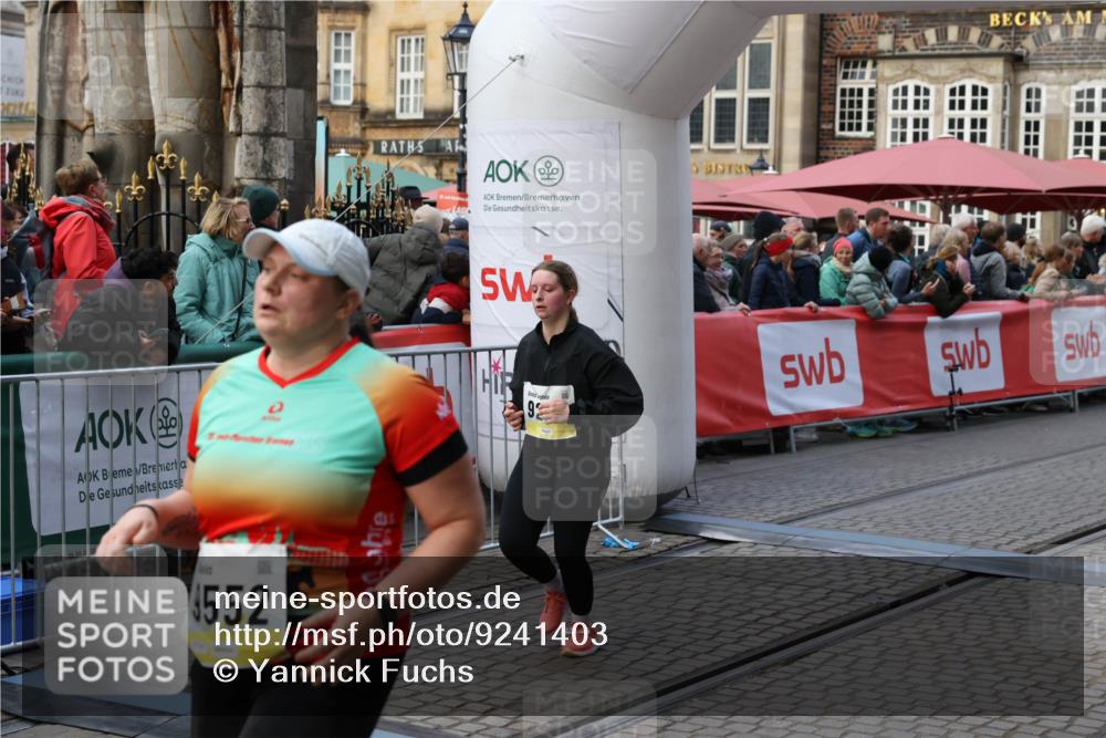 05.10.2025 - 20. swb-Marathon Bremen Yannick Fuchs http://msf.ph/oto/9241403 05.10.2025 11:08:37 Ziel 9186, 9235, 9481, 9552, 10859 meine-sportfotos.de