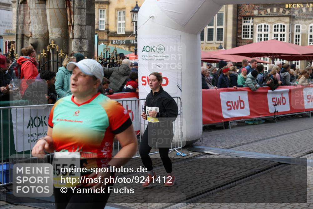 05.10.2025 - 20. swb-Marathon Bremen Yannick Fuchs http://msf.ph/oto/9241412 05.10.2025 11:08:37 Ziel 9186, 9235, 9481, 9552, 10859 meine-sportfotos.de