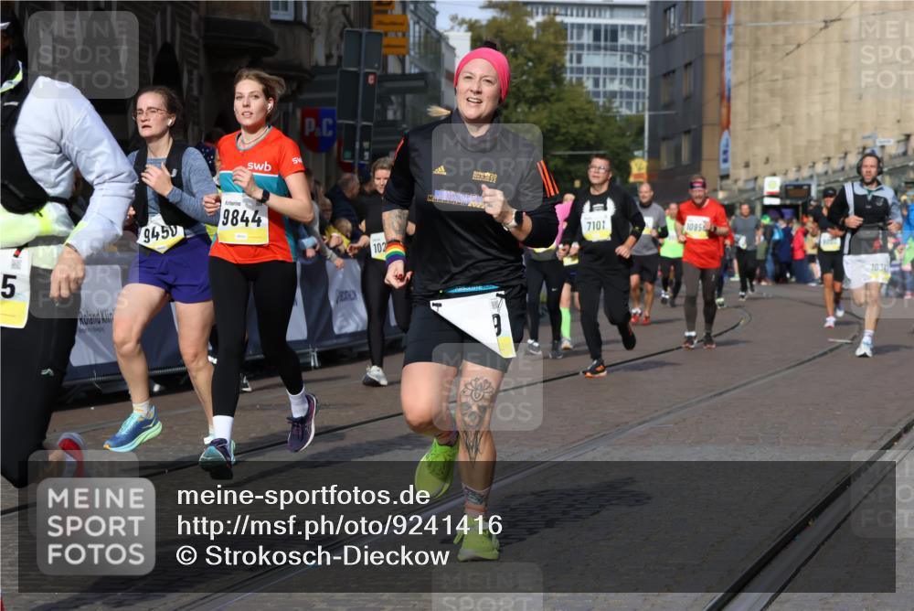 05.10.2025 - 20. swb-Marathon Bremen Strokosch-Dieckow http://msf.ph/oto/9241416 05.10.2025 10:57:20 Ziel 7101, 9260, 9292, 9450, 9550, 9844, 9947, 10169, 10281, 10367, 10645, 10657, 10950, 11015, 11606 meine-sportfotos.de
