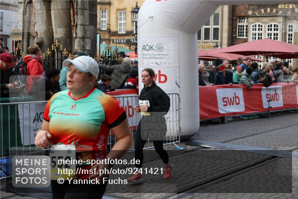 05.10.2025 - 20. swb-Marathon Bremen Yannick Fuchs http://msf.ph/oto/9241421 05.10.2025 11:08:38 Ziel 9186, 9235, 9481, 9552, 10134, 10787, 10859 meine-sportfotos.de