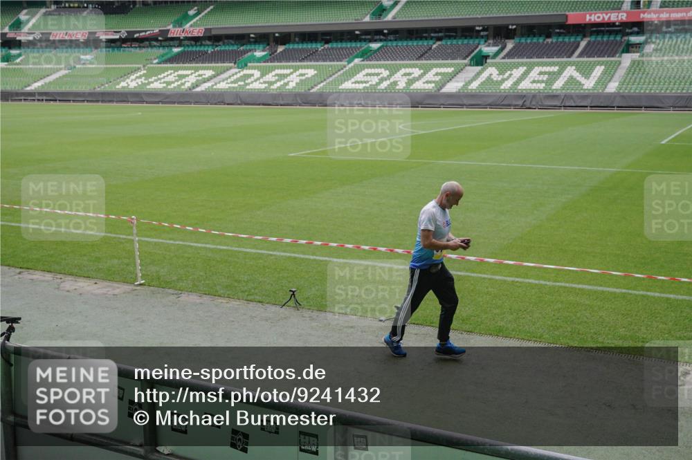 05.10.2025 - 20. swb-Marathon Bremen Michael Burmester http://msf.ph/oto/9241432 05.10.2025 10:35:04 Laufen im Stadion 7147, 7163, 7215, 9183, 9188, 9201, 9219, 9292, 9350, 9372, 9430, 9495, 9540, 9547, 9582, 9585, 9601, 9622, 9625, 9666, 9669, 9672, 9719, 9720, 9722, 9766, 9783, 9797, 9844, 9847, 9872, 9886, 9925, 9932, 9952, 9968, 9981, 10049, 10080, 10088, 10105, 10111, 10145, 10169, 10179, 10191, 10200, 10260, 10261, 10263, 10281, 10285, 10329, 10341, 10368, 10377, 10395, 10397, 10527, 10555, 10644, 10645, 10648, 10653, 10694, 10834, 10845, 10950, 10988, 7101, 7215, 9472, 9820 meine-sportfotos.de