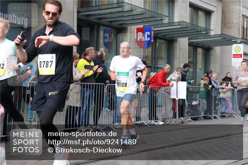 05.10.2025 - 20. swb-Marathon Bremen Strokosch-Dieckow http://msf.ph/oto/9241480 05.10.2025 10:48:10 Ziel 8787, 9223, 9298, 9385, 9404, 9406, 9437, 9478, 9641, 9665, 9704, 9810, 9958, 10109, 10131, 10177, 10211, 10303, 10685, 11005, 11096, 11119, 11292, 11357, 11505, 11637, 8787, 9223, 9298, 9385, 9404, 9406, 9437, 9478, 9641, 9665, 9704, 9810, 9958, 10109, 10131, 10177, 10211, 10303, 10685, 11005, 11096, 11119, 11292, 11357, 11505, 11637 meine-sportfotos.de