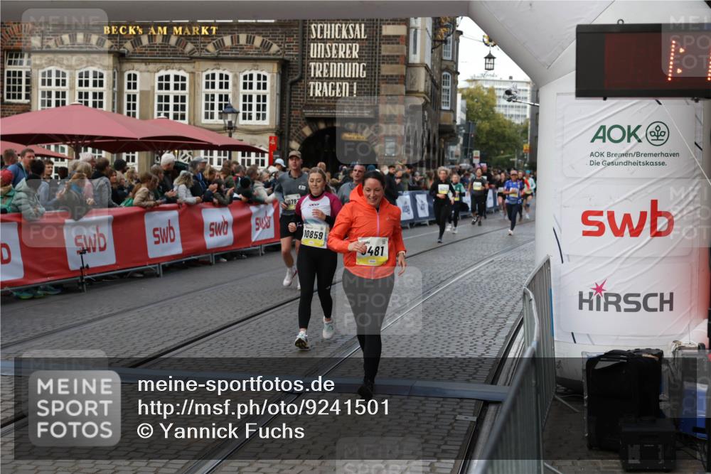 05.10.2025 - 20. swb-Marathon Bremen Yannick Fuchs http://msf.ph/oto/9241501 05.10.2025 11:08:39 Ziel 9235, 9481, 9552, 9982, 10134, 10787, 10859 meine-sportfotos.de
