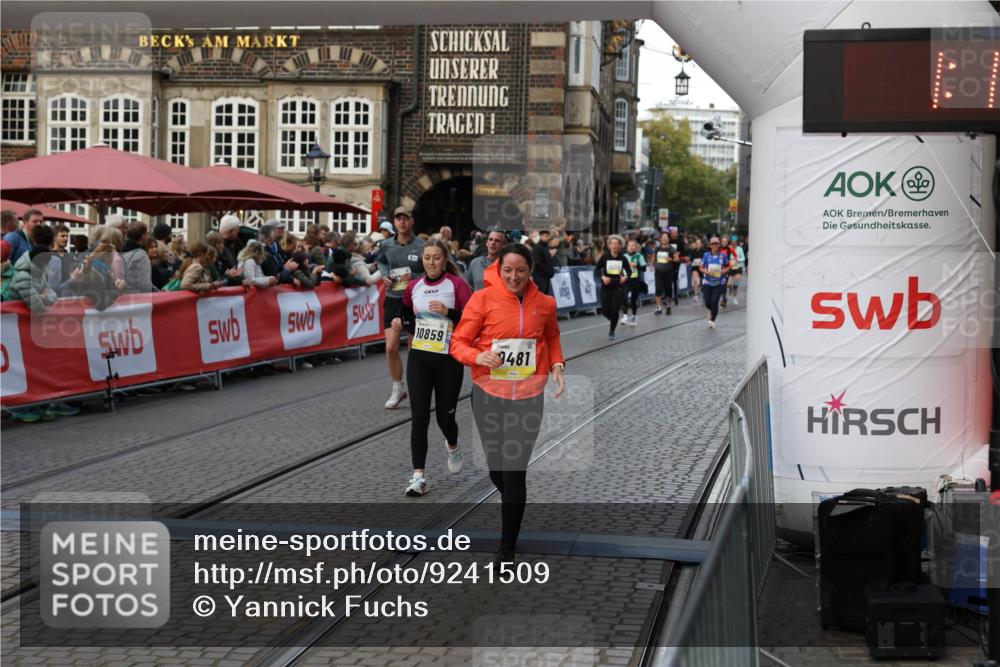 05.10.2025 - 20. swb-Marathon Bremen Yannick Fuchs http://msf.ph/oto/9241509 05.10.2025 11:08:39 Ziel 9235, 9481, 9552, 9982, 10134, 10787, 10859 meine-sportfotos.de