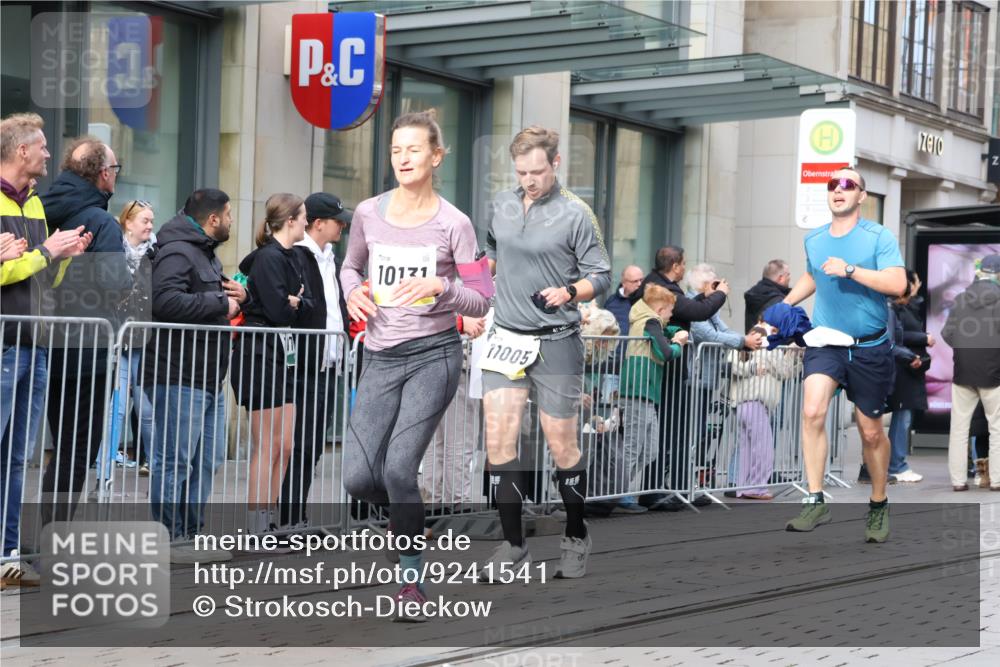 05.10.2025 - 20. swb-Marathon Bremen Strokosch-Dieckow http://msf.ph/oto/9241541 05.10.2025 10:48:11 Ziel 8787, 9223, 9298, 9385, 9404, 9406, 9437, 9478, 9665, 9704, 9729, 9810, 9958, 10109, 10131, 10177, 10211, 10303, 10685, 11005, 11096, 11119, 11292, 11357, 11505, 8787, 9223, 9298, 9385, 9404, 9406, 9437, 9478, 9665, 9704, 9729, 9810, 9958, 10109, 10131, 10177, 10211, 10303, 10685, 11005, 11096, 11119, 11292, 11357, 11505 meine-sportfotos.de