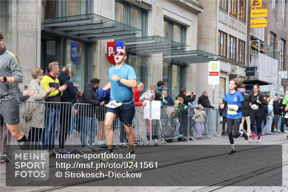 05.10.2025 - 20. swb-Marathon Bremen Strokosch-Dieckow http://msf.ph/oto/9241561 05.10.2025 10:48:13 Ziel 8787, 9223, 9261, 9298, 9385, 9404, 9406, 9437, 9478, 9665, 9704, 9729, 9810, 9958, 10109, 10131, 10177, 10211, 10303, 10685, 10799, 11005, 11096, 11292, 11357, 11505, 8787, 9223, 9261, 9298, 9385, 9404, 9406, 9437, 9478, 9665, 9704, 9729, 9810, 9958, 10109, 10131, 10177, 10211, 10303, 10685, 10799, 11005, 11096, 11292, 11357, 11505 meine-sportfotos.de