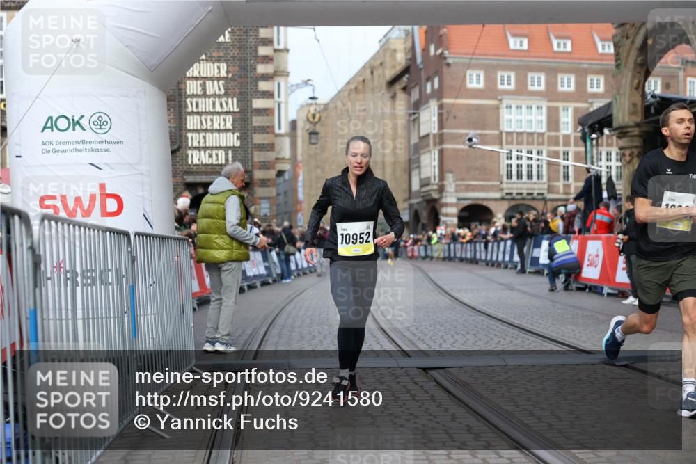 05.10.2025 - 20. swb-Marathon Bremen Yannick Fuchs http://msf.ph/oto/9241580 05.10.2025 10:41:14 Ziel 10606, 10952 meine-sportfotos.de