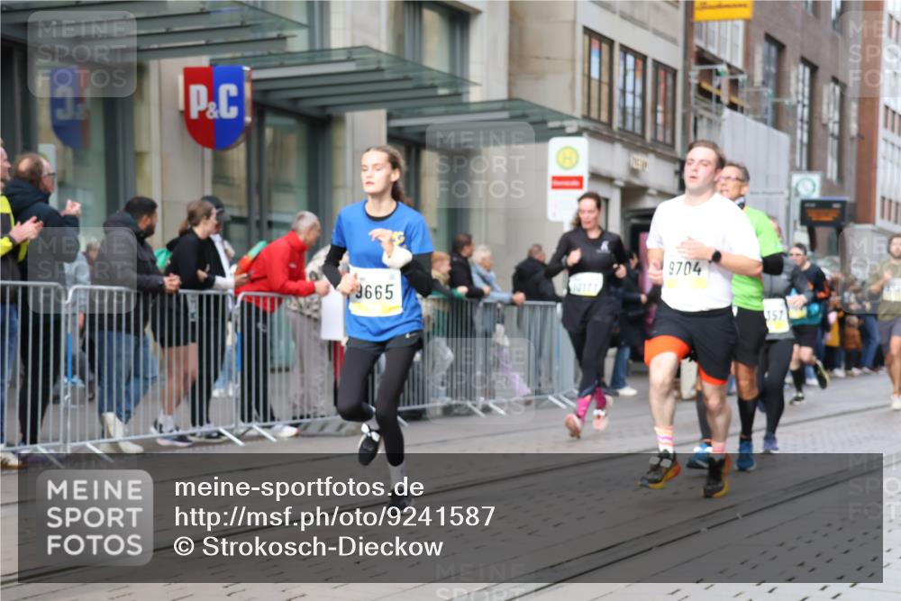 05.10.2025 - 20. swb-Marathon Bremen Strokosch-Dieckow http://msf.ph/oto/9241587 05.10.2025 10:48:14 Ziel 8787, 9223, 9261, 9298, 9385, 9404, 9406, 9437, 9478, 9482, 9665, 9704, 9729, 9810, 9958, 10109, 10131, 10177, 10211, 10303, 10685, 10799, 11005, 11096, 11357, 11505, 8787, 9223, 9261, 9298, 9385, 9404, 9406, 9437, 9478, 9482, 9665, 9704, 9729, 9810, 9958, 10109, 10131, 10177, 10211, 10303, 10685, 10799, 11005, 11096, 11357, 11505 meine-sportfotos.de