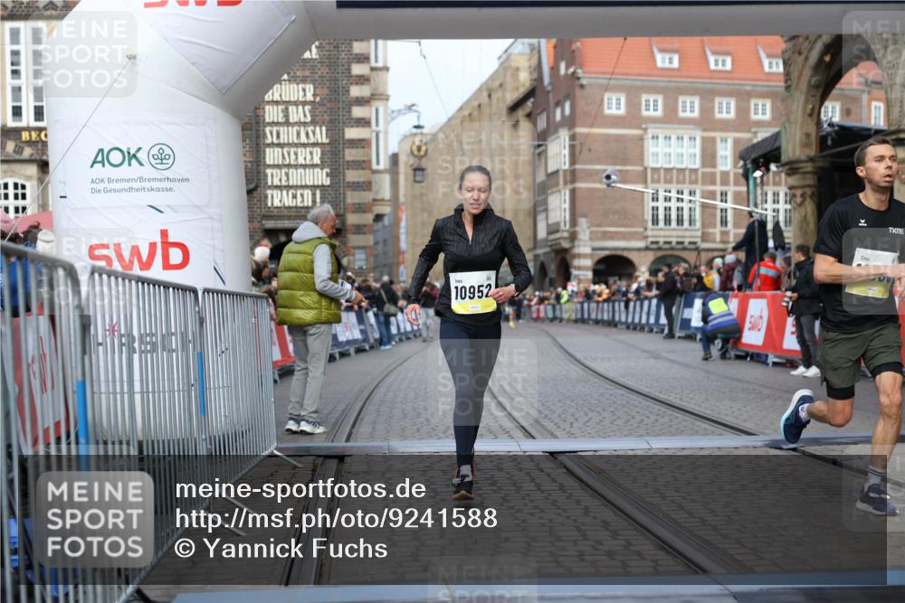 05.10.2025 - 20. swb-Marathon Bremen Yannick Fuchs http://msf.ph/oto/9241588 05.10.2025 10:41:15 Ziel 10606, 10952 meine-sportfotos.de