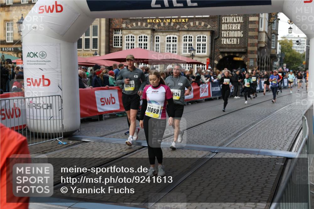 05.10.2025 - 20. swb-Marathon Bremen Yannick Fuchs http://msf.ph/oto/9241613 05.10.2025 11:08:42 Ziel 9235, 9481, 9982, 10134, 10212, 10787, 10859, 11242 meine-sportfotos.de