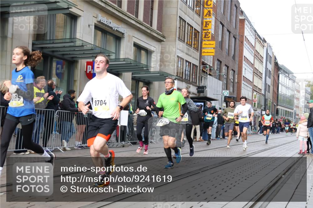 05.10.2025 - 20. swb-Marathon Bremen Strokosch-Dieckow http://msf.ph/oto/9241619 05.10.2025 10:48:15 Ziel 8787, 9223, 9261, 9298, 9385, 9406, 9437, 9478, 9482, 9665, 9704, 9729, 9810, 9958, 10109, 10131, 10177, 10211, 10303, 10685, 10799, 11005, 11096, 11357, 11505, 8787, 9223, 9261, 9298, 9385, 9406, 9437, 9478, 9482, 9665, 9704, 9729, 9810, 9958, 10109, 10131, 10177, 10211, 10303, 10685, 10799, 11005, 11096, 11357, 11505 meine-sportfotos.de