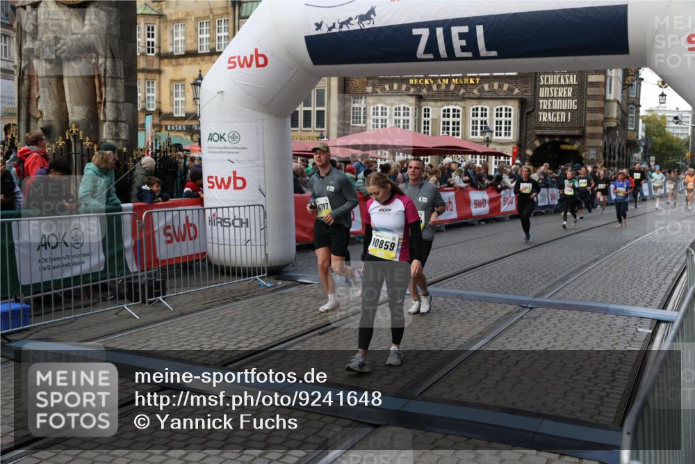 05.10.2025 - 20. swb-Marathon Bremen Yannick Fuchs http://msf.ph/oto/9241648 05.10.2025 11:08:42 Ziel 9235, 9481, 9982, 10134, 10212, 10787, 10859, 11242 meine-sportfotos.de