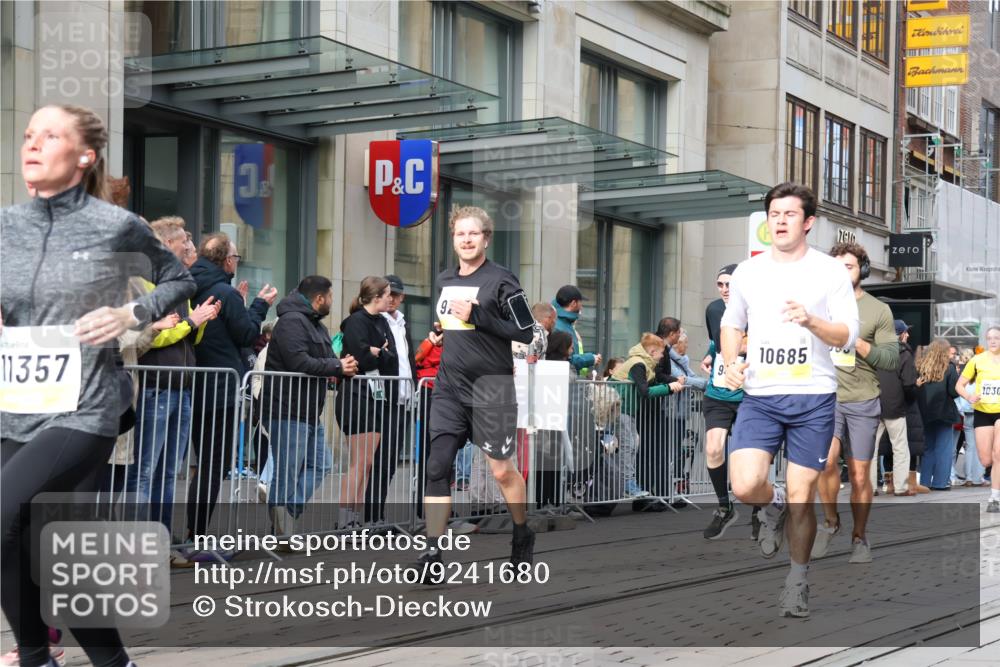 05.10.2025 - 20. swb-Marathon Bremen Strokosch-Dieckow http://msf.ph/oto/9241680 05.10.2025 10:48:16 Ziel 8787, 9261, 9298, 9385, 9406, 9437, 9478, 9482, 9665, 9704, 9729, 9810, 9958, 10109, 10131, 10177, 10211, 10303, 10685, 10799, 11005, 11096, 11357, 11505, 8787, 9261, 9298, 9385, 9406, 9437, 9478, 9482, 9665, 9704, 9729, 9810, 9958, 10109, 10131, 10177, 10211, 10303, 10685, 10799, 11005, 11096, 11357, 11505 meine-sportfotos.de