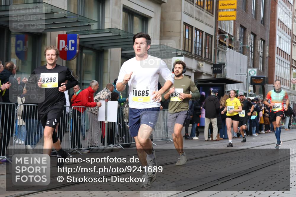 05.10.2025 - 20. swb-Marathon Bremen Strokosch-Dieckow http://msf.ph/oto/9241689 05.10.2025 10:48:17 Ziel 8787, 9261, 9298, 9385, 9406, 9437, 9478, 9482, 9665, 9729, 9958, 10109, 10131, 10177, 10211, 10303, 10685, 10799, 11005, 11096, 11357, 11505, 8787, 9261, 9298, 9385, 9406, 9437, 9478, 9482, 9665, 9729, 9958, 10109, 10131, 10177, 10211, 10303, 10685, 10799, 11005, 11096, 11357, 11505 meine-sportfotos.de